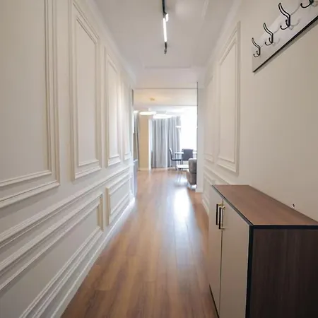 Miku Apartment-upscale 2bdr With A Spectacular View アパート ティラナ
